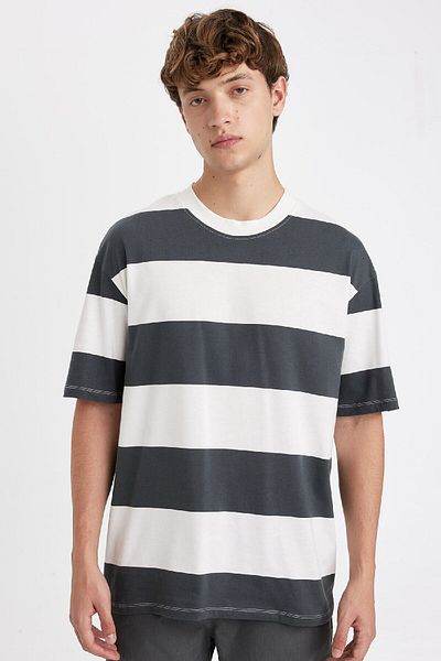 DeFacto Anthrazitfarbenes Boxy-Fit-Kurzarm-T-Shirt aus gestreifter Baumwolle mit Rundhalsausschnitt D5595ax24au