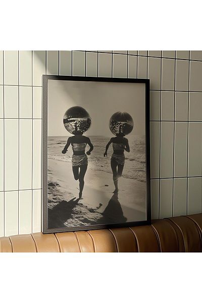 Taranist Αφίσα Disco Ball Girls Μαύρη Λευκή Ντίσκο Μπάλα Seaside Retro Vintage