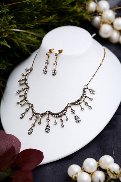 FAYRA ACCESSORIES مجموعة قلادة وأقراط من حجر الكريستال