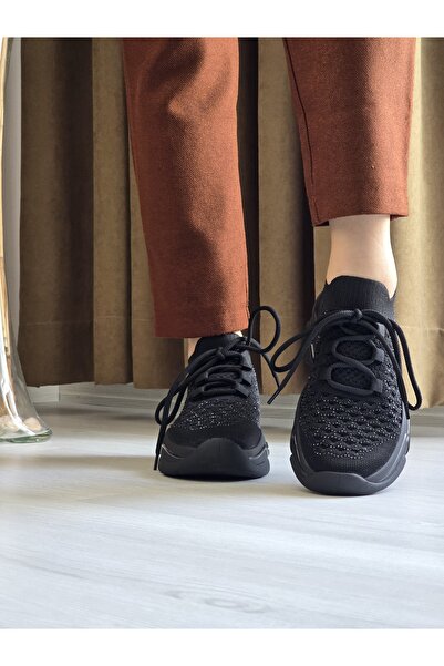 Melinta Shoes حذاء رياضي نسائي من Melinta باللون الأسود والحجر