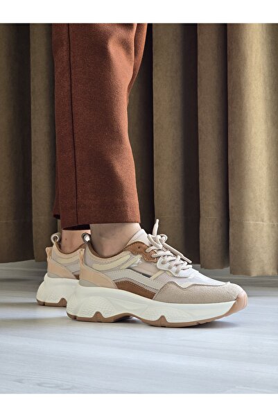 Melinta Shoes حذاء رياضي نسائي من Melinta باللون البيج مع شبكة علوية وجانبين ...