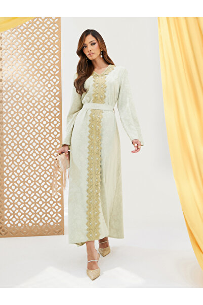 Styli قفطان جاكار بفتحة رقبة على شكل حرف V مع تفاصيل دانتيل