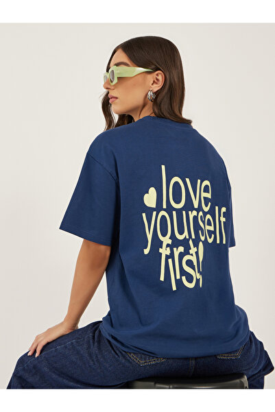 Styli تي شيرت كبير الحجم بطباعة شعار وأكتاف منسدلة