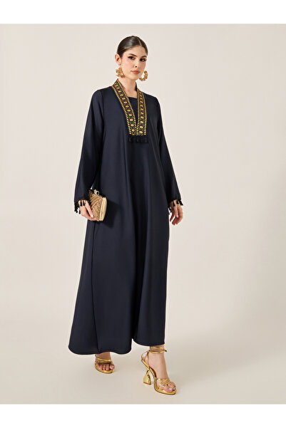 Styli جلابية واسعة بفتحة رقبة على شكل حرف V وتفاصيل دانتيل مع شرابات