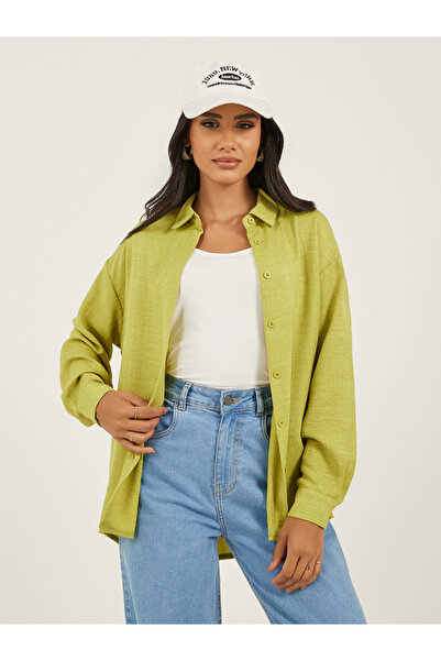 Styli قميص بقصّة عادية وياقة منتشرة مع تفاصيل أزرار في الخلف