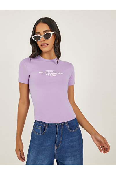 Styli تي شيرت قصير مطبوع عليه شعار بدون إلهام