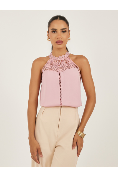 Styli بلوزة كامي بياقة عالية وتفاصيل دانتيل