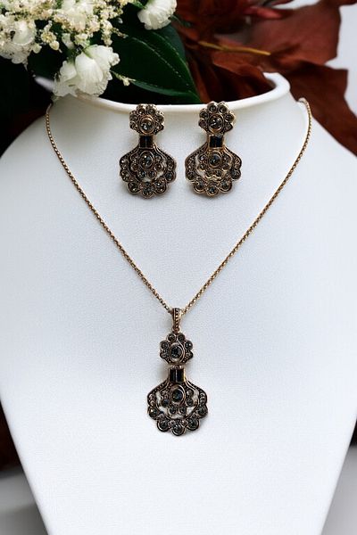 FAYRA ACCESSORIES Sensu Necklace and Earrings Set