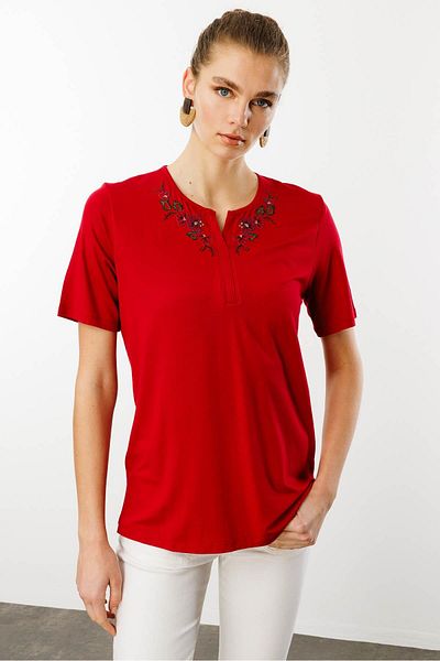 Desen Triko Women's Red T-Shirt Open Collar Embroidery Embroidered