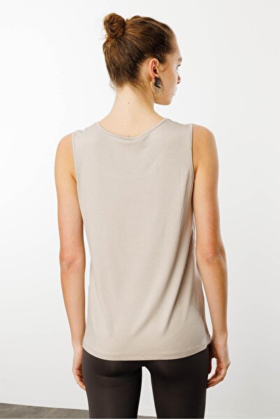 Desen Triko Μπεζ γυναικείο μπλουζάκι με λαιμόκοψη με πέτρα