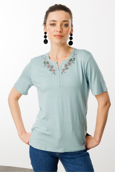 Desen Triko Γυναικείο μπλουζάκι με ανοιχτό γιακά, κεντημένο, από χτενισμένο β...