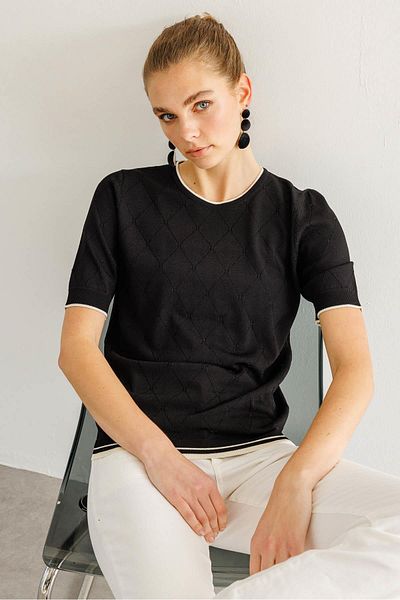 Desen Triko Tricou negru de damă cu decolteu în formă de diamante