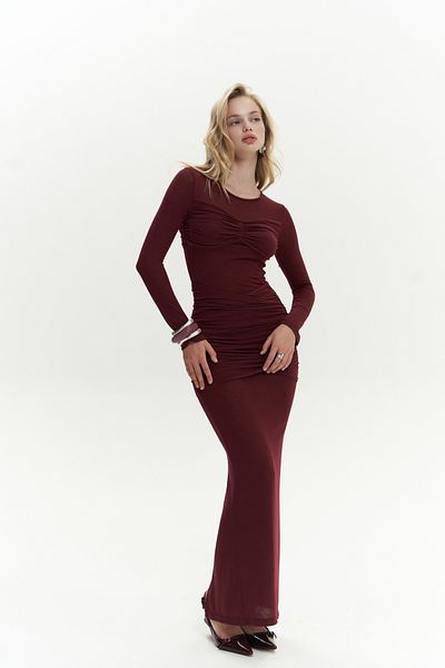 MAİ COLLECTİON Rochie lungă de culoare burgundă cu detaliu la piept Samia