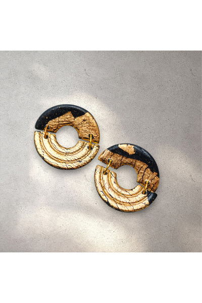 Lu Atelier أقراط لونارا مصنوعة يدويًا بتصميم خاص على شكل أوراق ذهبية