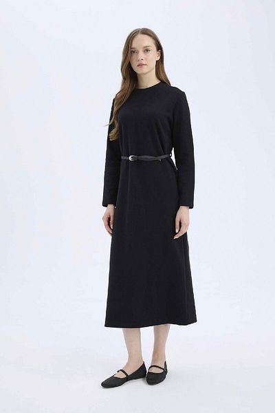 DeFacto Langärmliges Maxikleid mit Rundhalsausschnitt und Gürtel – reguläre Passform aus Thessaloniki-Stoff E5790AX25SP