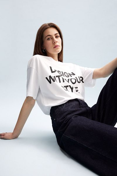 DeFacto Oversize Wide Fit Crew λαιμόκοψη με εμπριμέ casual κοντομάνικο μπλουζάκι E5059AX25SP