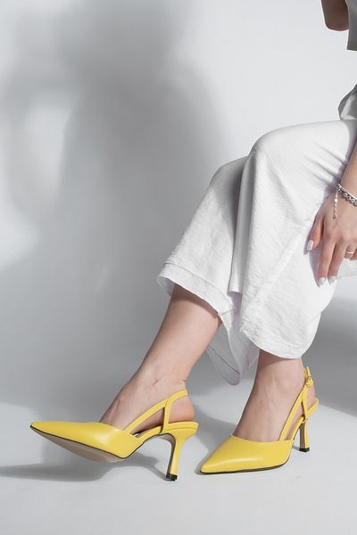 Marjin Damen-Stiletto-Schuhe – spitzer Zehenbereich mit seitlich offenem Riemen, klassische Absätze in Gelb