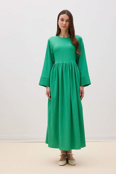 DeFacto Langärmliges, strukturiertes Maxikleid aus Seersucker mit Rundhalsausschnitt – normale Passform E6597AX25SP