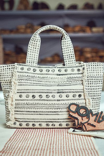 Derimod Kastamonu Stone Print Women's Black Long Strap Patterned Shoulder Bag 25Sbd22526F