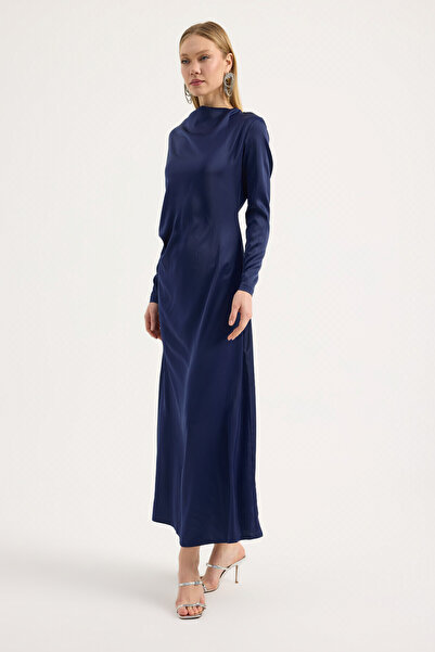 Birgül Bektaş Лациверт сатенена сукня