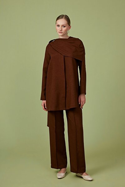 Birgül Bektaş Πικρό καφέ κοστούμι με λινό παντελόνι