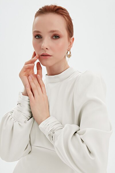 Birgül Bektaş Φόρεμα Elena σε ανοιχτό λευκό χρώμα με ουρά