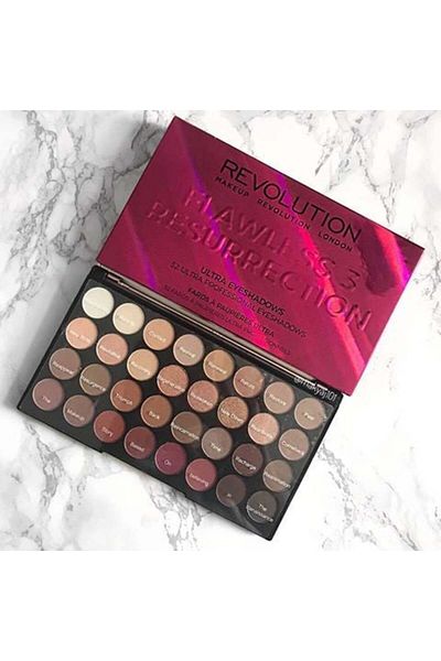 MAKEUP REVOLUTION Sada na líčení 32 očních stínů Makeup Revolution Flawless 3 Resurrection
