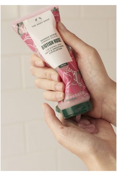 THE BODY SHOP Gel exfoliant pentru corp, British Rose, 200 ml