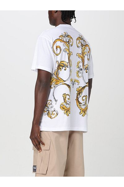 Versace تي شيرت رجالي بقصة عادية وجيب ورسومات مطبوعة على الظهر وأكمام قصيرة باللون الأبيض والذهبي 78gah6rbjs462