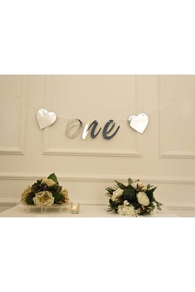 Organizasyon Pazarı ONE Written Metallized Silver Color Banner Στολίδι τοίχου με κορδόνι για πάρτι 1 έτους