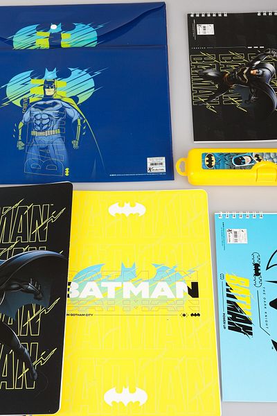 Batman قطعتان مرخصتان من باتمان، وملف مقوى، ودفتر صور وقلم