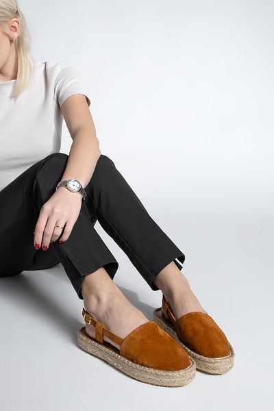 Marjin Damen-Espadrille-Sandalen aus hellbraunem Wildleder – offener Rücken, echtes Leder und Jute-Schal