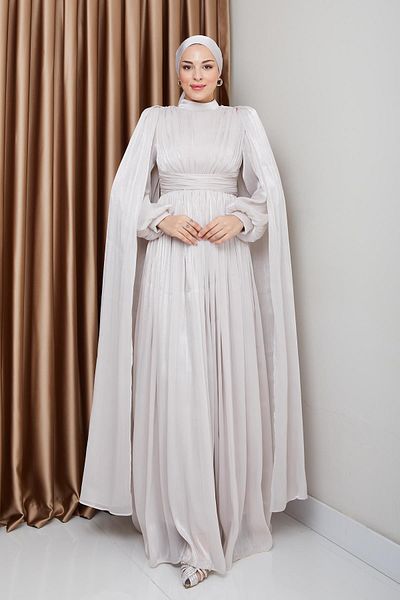 Olcay Detailliertes Yorgo-Seiden-Hijab-Abendkleid mit Schärpe und Umhang