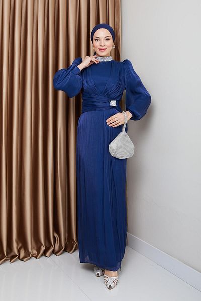 Olcay Yoryo-Hijab-Abendkleid aus Seide mit Schleife und Steindekoration am Ausschnitt K. INDIGO 1236