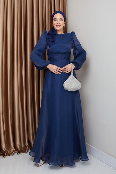 Olcay Yoryo Seiden-Hijab-Abendkleid mit Kreuzgürtel K. INDIGO 1238
