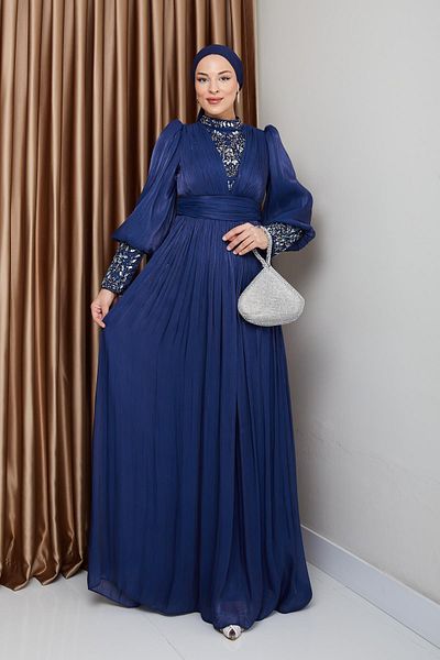 Olcay Yorgo Seiden-Hijab-Abendkleid mit Ärmeln und Steinstein auf der Vorderseite K. INDIGO 1239