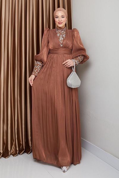 Olcay Yorgo Seiden-Hijab-Abendkleid mit Ärmeln und Stoff (TABA 1239)