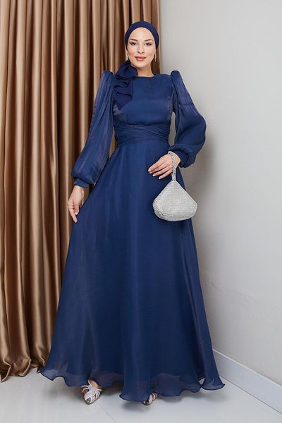 Olcay Yoryo Seiden-Hijab-Abendkleid mit Kreuzgürtel K. INDIGO 1238
