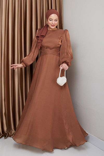 Olcay Hijab-Abendkleid aus Seide mit Kreuzgürtel – Yoryo TABA 1238