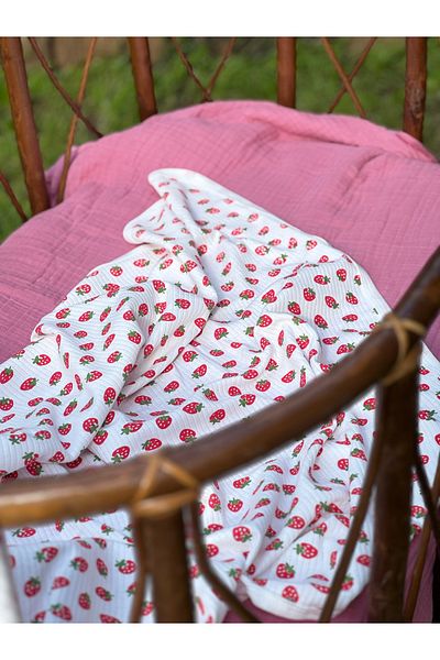 BETSY STUDIO Strawberry Patterned Combed Cotton Baby Blanket