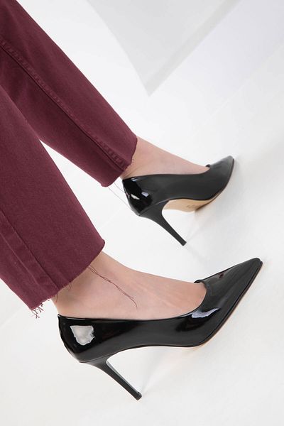 SOHO 20479 Pantofi clasici cu toc de damă din piele lăcuită neagră