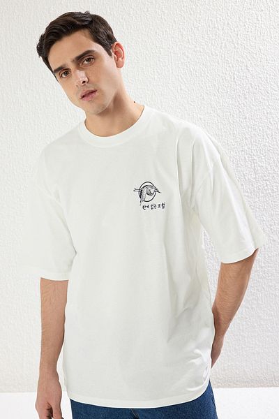 Trendyol Collection Dálný východ vzorované ecru oversize bavlněné tričko - TMNSS23TS00170