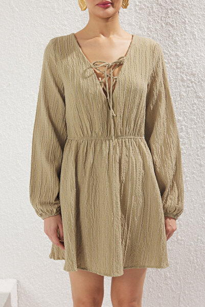 Trendyol Collection Khakifarbenes Mini-Strandkleid aus gewebtem Leinen mit Schnürung TBESS23EL00103