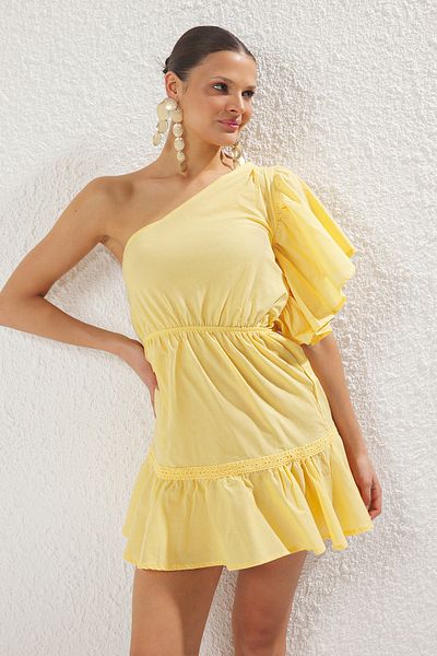 Trendyol Collection Gelbes Mini-Strandkleid mit gewebtem Volant TBESS25EL00073