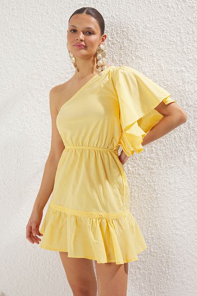 Trendyol Collection Gelbes Mini-Strandkleid mit gewebtem Volant TBESS25EL00073