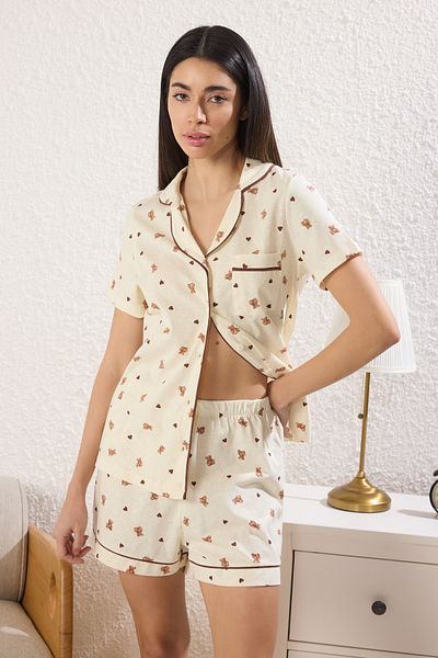 Trendyol Collection Pyjama-Set aus 100 % Baumwolle in Ecru mit Teddybär-Herz-Shorts THMSS25PT00414