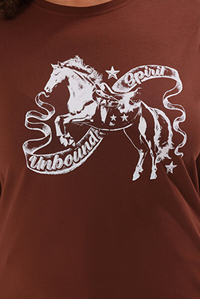 Trendyol Curve Καφέ μπλουζάκι με κανονική εφαρμογή με θέμα Cowboy Μεγάλο μέγεθος TBBSS25BF00066