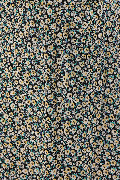 Trendyol Curve Čierne pletené skaterské šaty s hrubým ramienkom a kvetinovým vzorom TBBSS25AH00178