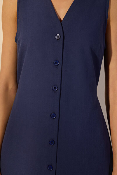 Trendyol Collection Námořnická modrá košilové šaty s páskem ze směsi lnu Midi TWOSS25EL00651