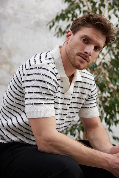 Trendyol Collection Ecru – Marineblaues, gestreiftes Strick-T-Shirt mit regulärer Passform und strukturiertem Polokragen TMNSS25PO00039
